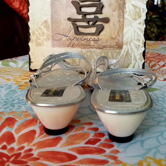 🌟Girls Silver and White Star Mini Heels! New! - Picture 3 of 5